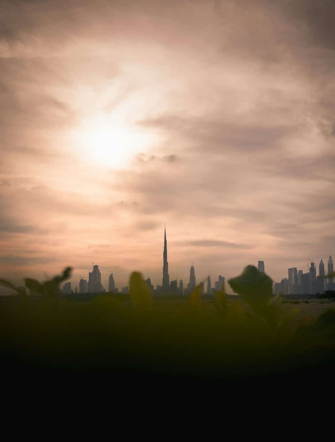 Skyline della città con un grattacielo alto al tramonto.