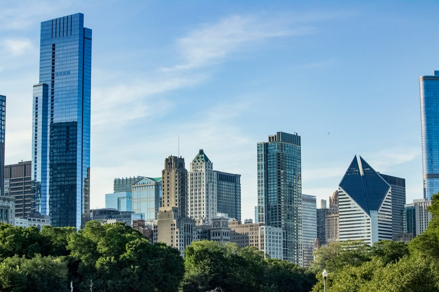 Skyline moderno della città con grattacieli in vetro ed edifici più vecchi.